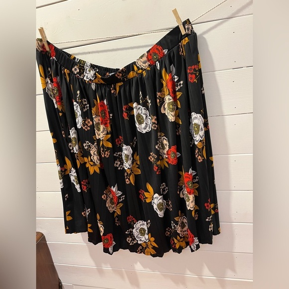 🌸ELOQUII ELEMENTS – Black Floral Pleated Skirt – Size
28 - Picture 6 of 7